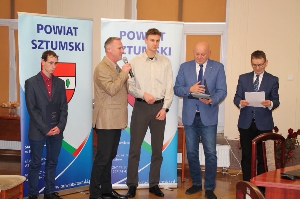 Wręczono stypendia i wyróżnienia dla najlepszych sportowców powiatu sztumskiego.