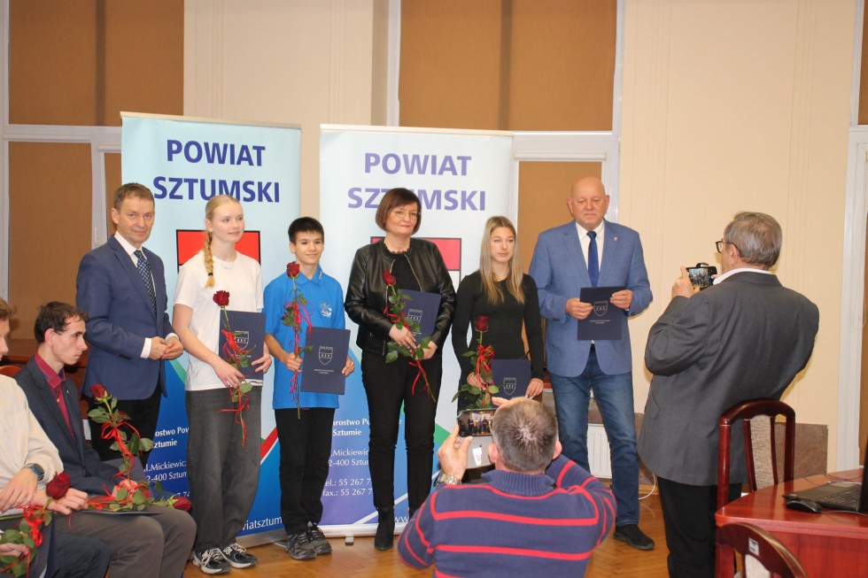 Wręczono stypendia i wyróżnienia dla najlepszych sportowców powiatu sztumskiego.