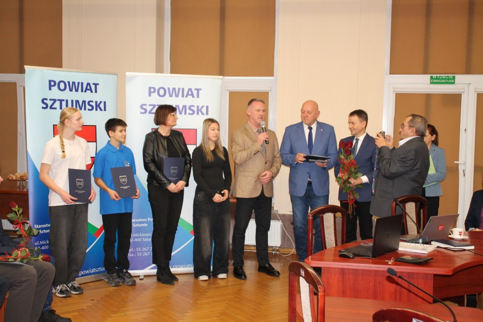 Wręczono stypendia i wyróżnienia dla najlepszych sportowców powiatu sztumskiego.