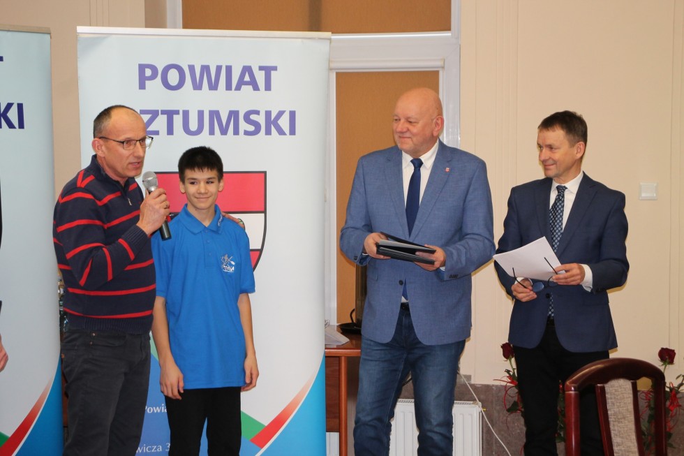 Wręczono stypendia i wyróżnienia dla najlepszych sportowców powiatu sztumskiego.