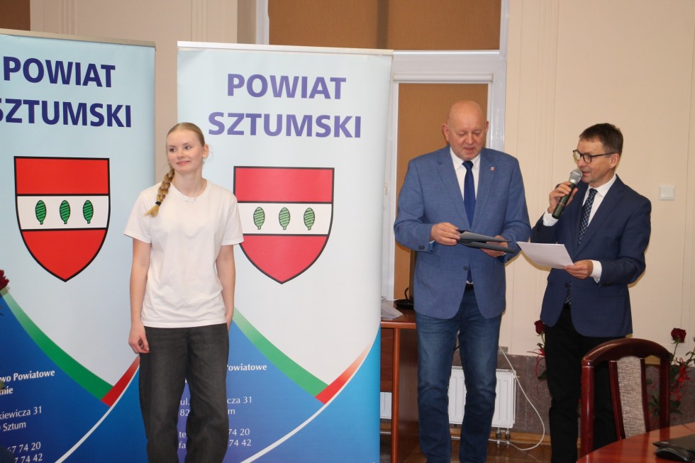 Wręczono stypendia i wyróżnienia dla najlepszych sportowców powiatu sztumskiego.