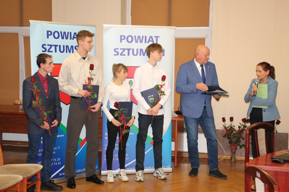 Wręczono stypendia i wyróżnienia dla najlepszych sportowców powiatu sztumskiego.