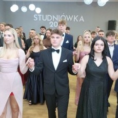 Studniówka 2025 II LO w Malborku – zobacz poloneza i wywiady. Wideo&#8230;