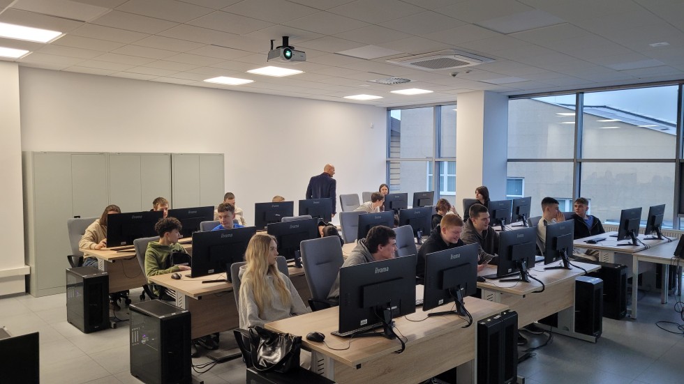 Uczniowie Technikum nr 3 na warsztatach w Akademii Nauk Stosowanych w Elblągu.