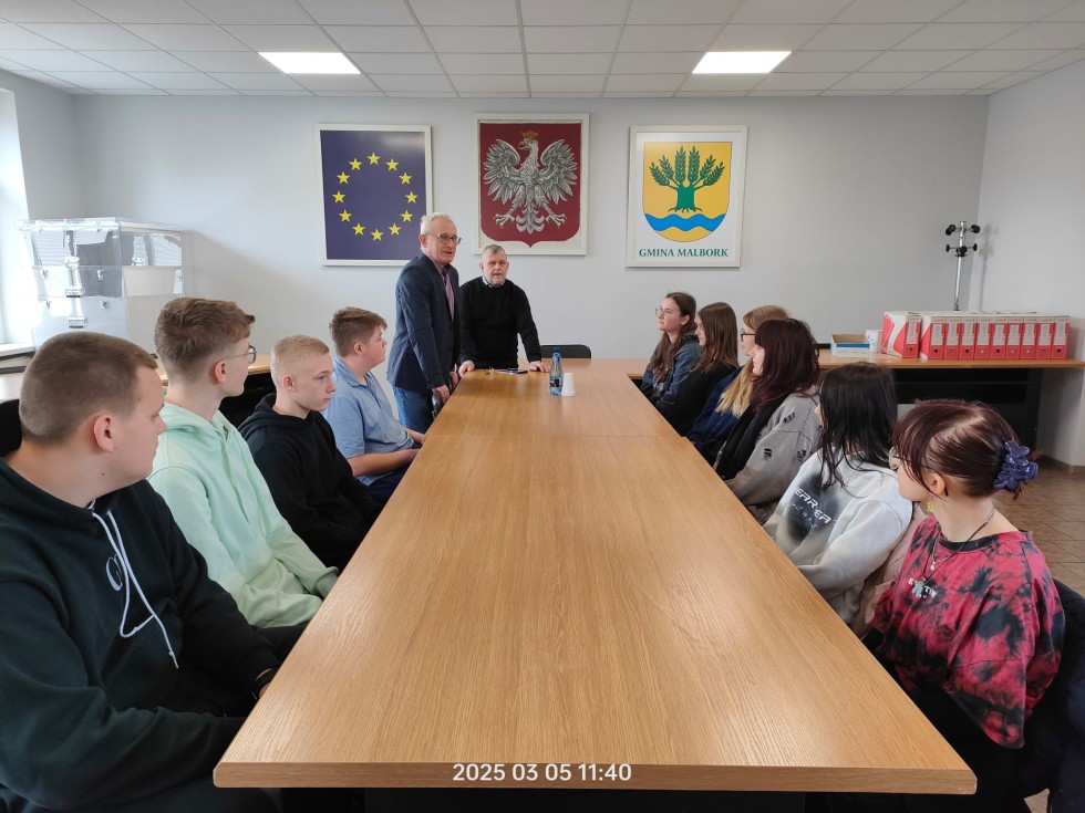 Lekcja wiedzy o społeczeństwie w praktyce – uczniowie odwiedzili Urząd Gminy Malbork.