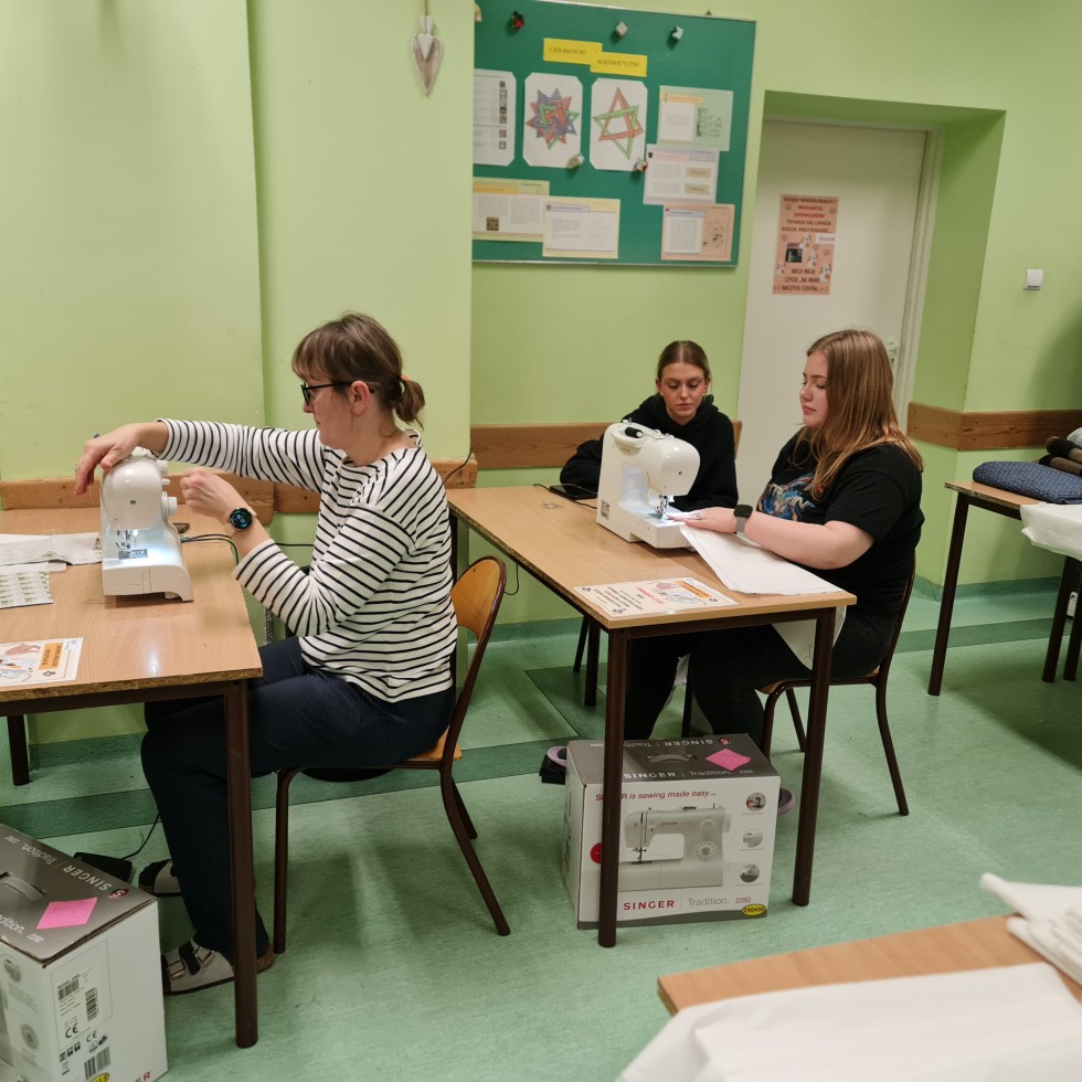 Uczniowie Technikum nr 3 wspomogli malborskiego REKSa – uszyli legowiska dla kotów.