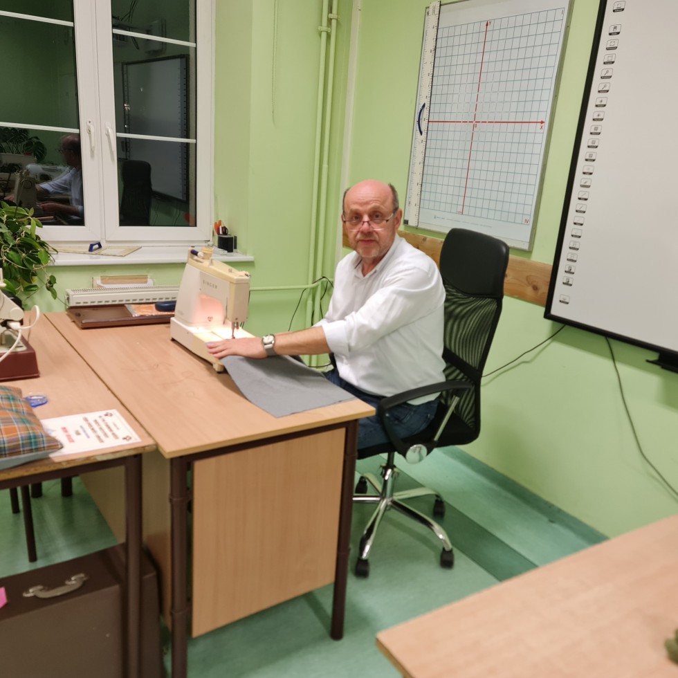 Uczniowie Technikum nr 3 wspomogli malborskiego REKSa – uszyli legowiska dla kotów.
