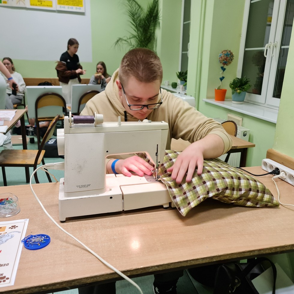 Uczniowie Technikum nr 3 wspomogli malborskiego REKSa – uszyli legowiska dla kotów.