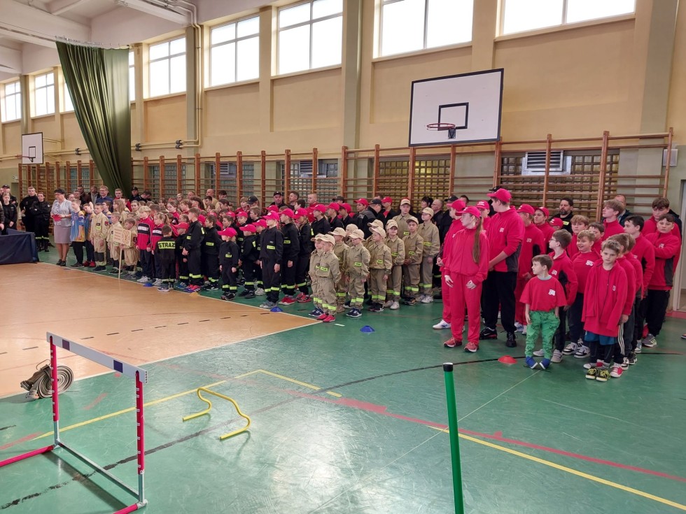 Halowe Dziecięce Zawody Sportowo-Pożarnicze w Sztutowie.