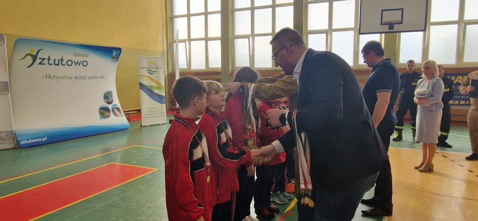 Halowe Dziecięce Zawody Sportowo-Pożarnicze w Sztutowie.