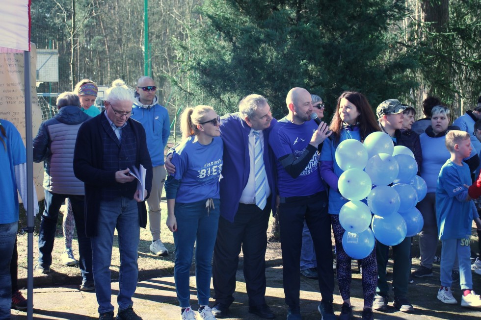 Wspólne bieganie i solidarność na 4. Pikniku Biegowym Razem dla Autyzmu w Uśnicach.