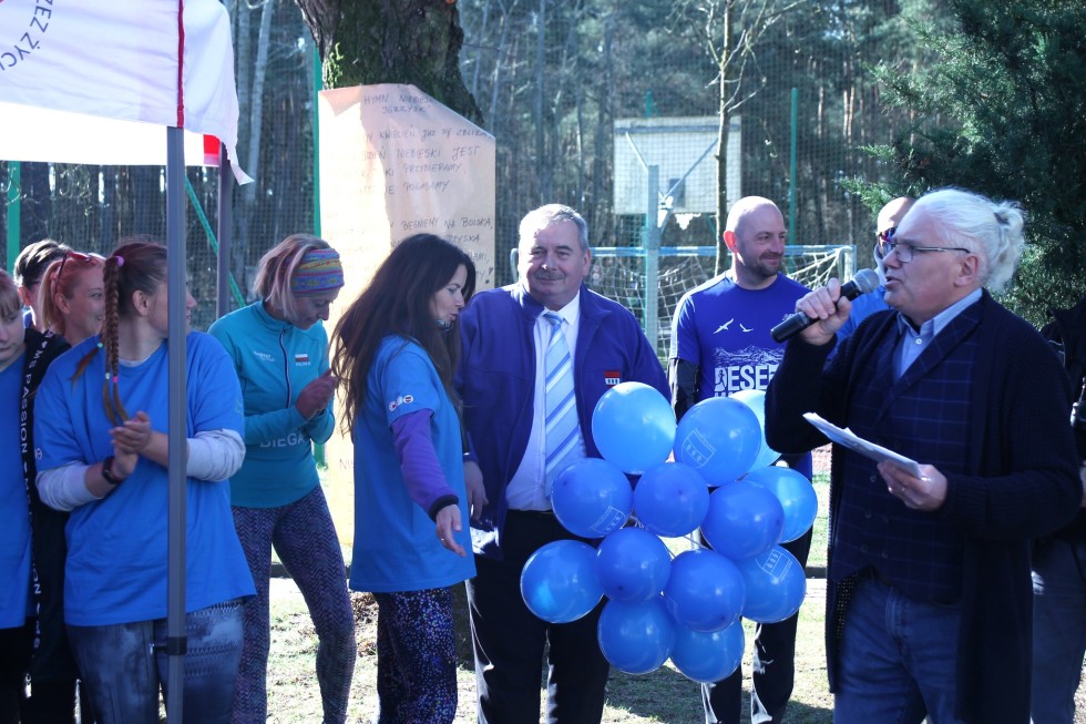 Wspólne bieganie i solidarność na 4. Pikniku Biegowym Razem dla Autyzmu w Uśnicach.