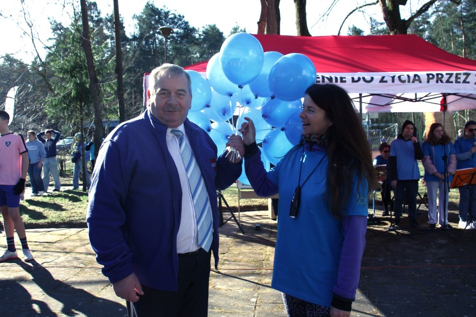 Wspólne bieganie i solidarność na 4. Pikniku Biegowym Razem dla Autyzmu w Uśnicach.
