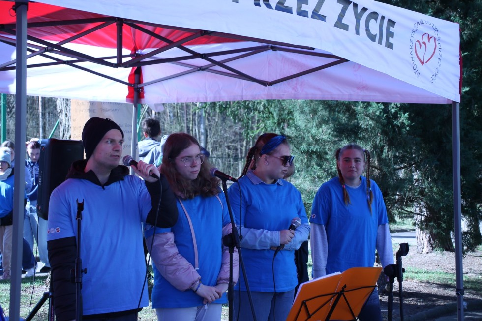 Wspólne bieganie i solidarność na 4. Pikniku Biegowym Razem dla Autyzmu w Uśnicach.