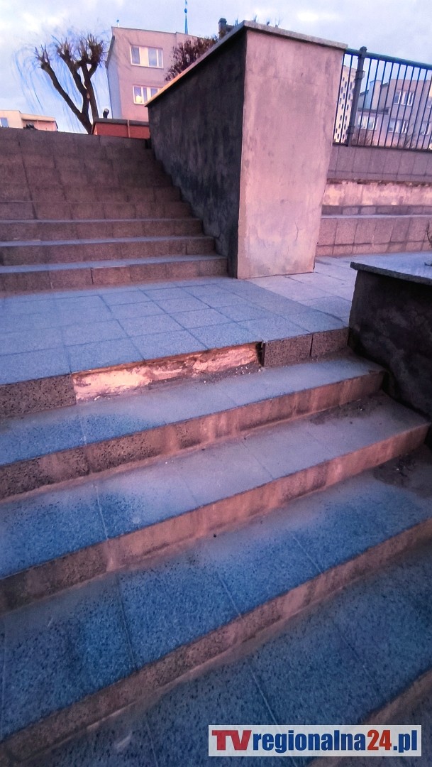 Po ponad dwóch latach ustawiono betonowe kule przy Szkole Łacińskiej w Malborku. Zobacz zdjęcia.