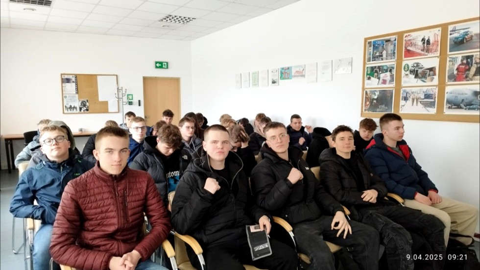 Bezpieczeństwo, technologia i zawody przyszłości – uczniowie Technikum nr 3 z wizytą na lotnisku w Gdańsku.
