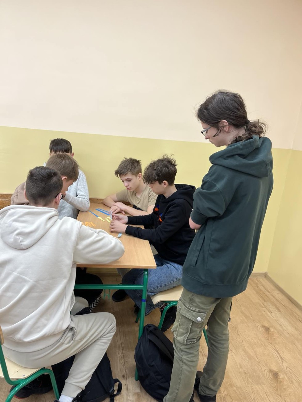 Lekcje od starszych kolegów - uczniowie Technikum nr 3 uczą o Unii Europejskiej.
