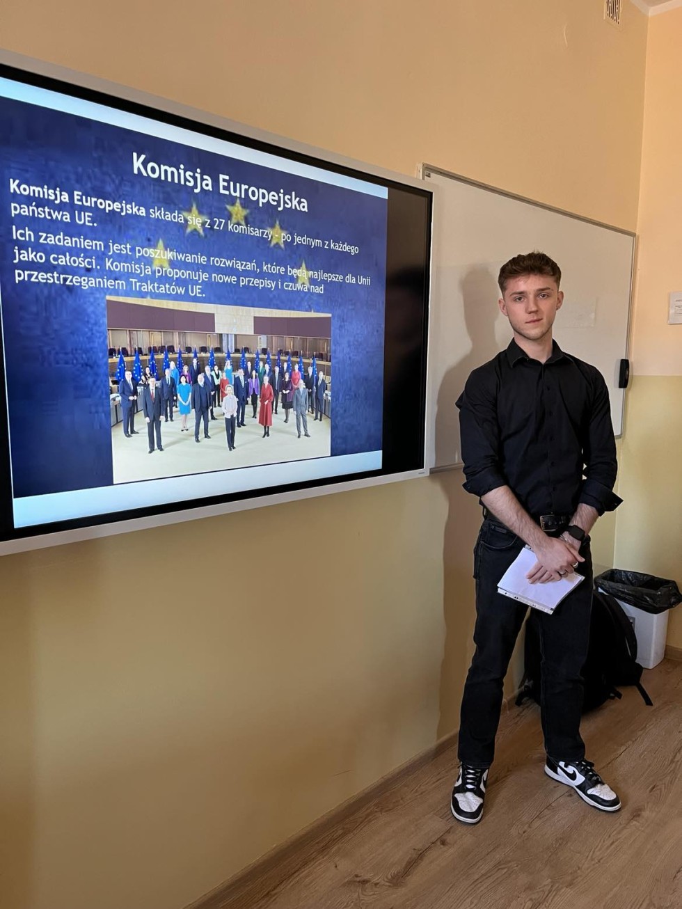 Lekcje od starszych kolegów - uczniowie Technikum nr 3 uczą o Unii Europejskiej.