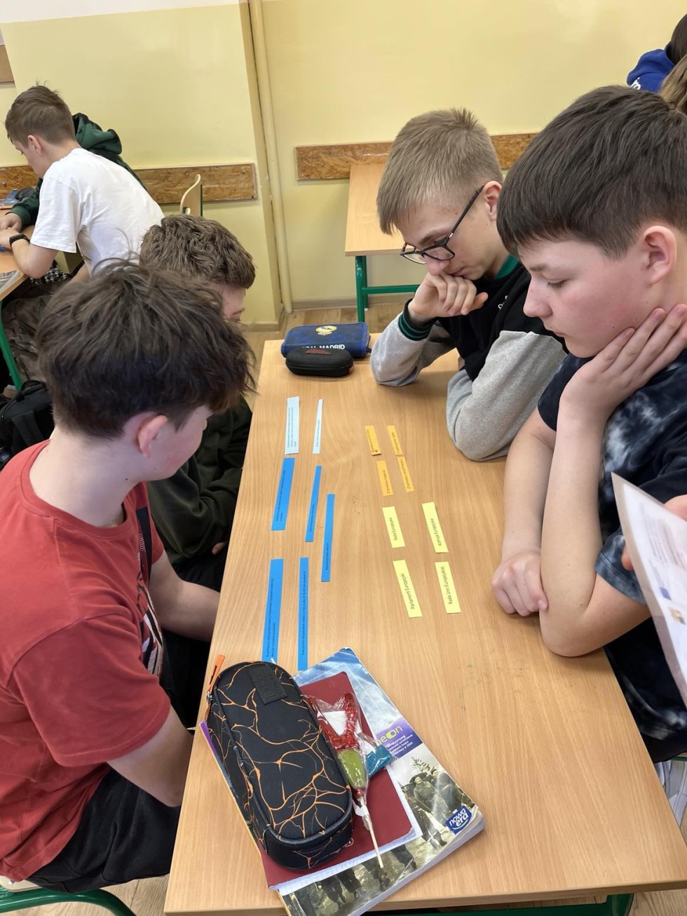 Lekcje od starszych kolegów - uczniowie Technikum nr 3 uczą o Unii Europejskiej.