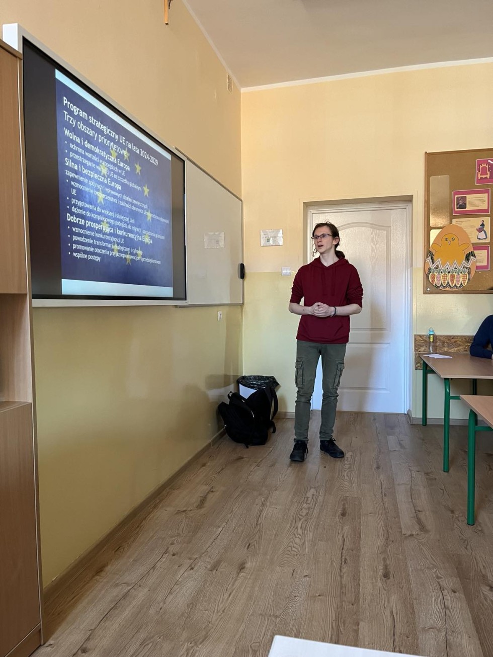 Lekcje od starszych kolegów - uczniowie Technikum nr 3 uczą o Unii Europejskiej.