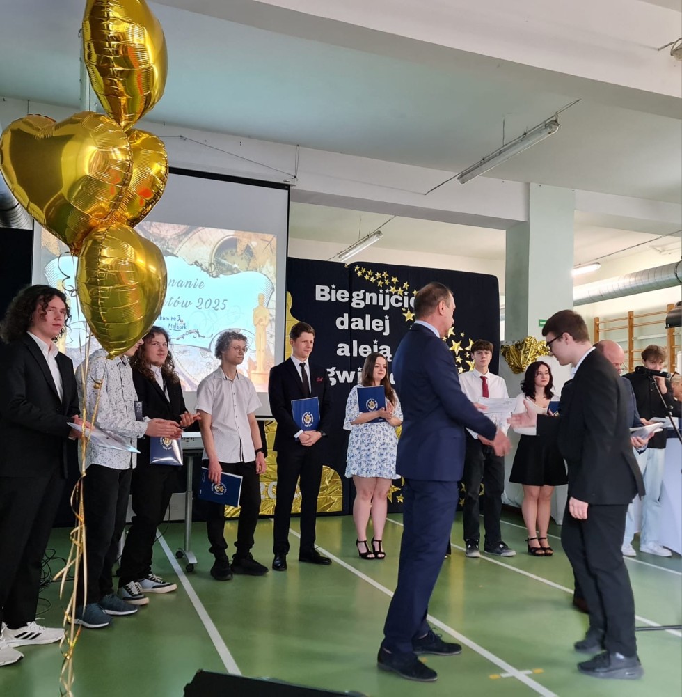 Oscarowa gala zamiast szkolnego apelu – wyjątkowe pożegnanie absolwentów Technikum nr 3 w Malborku.