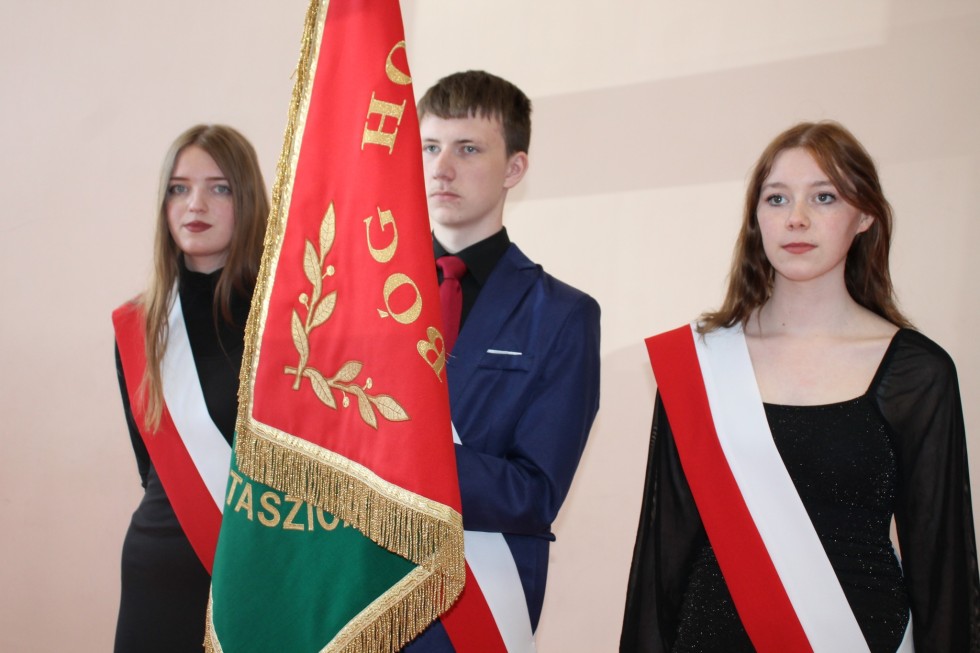 Uroczyste pożegnania maturzystów w powiecie sztumskim – wzruszenia, podziękowania i dobre życzenia na przyszłość.
