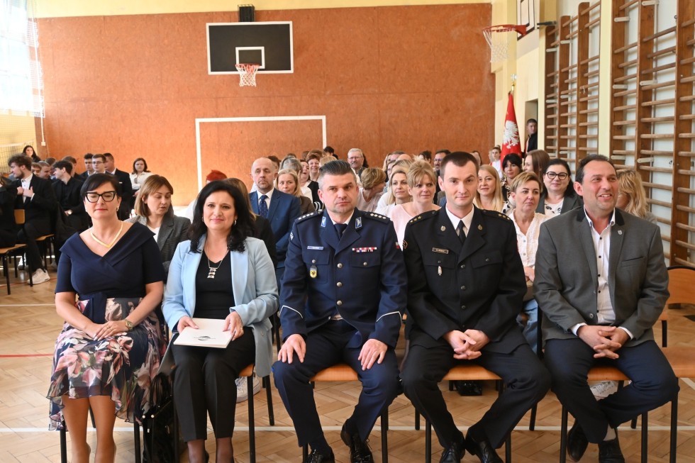 Maturzyści pożegnali szkołę – uroczysta akademia w Zespole Szkół w Nowym Dworze Gdańskim.