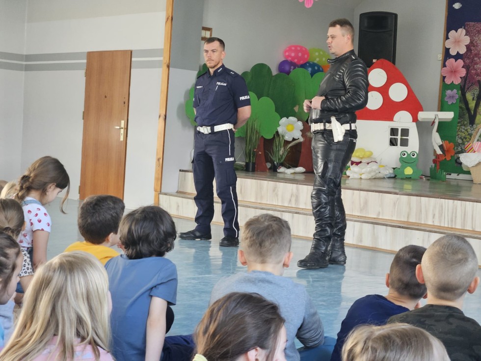 Jednośladem bezpiecznie do celu – policjanci uczą dzieci bezpiecznego poruszania się po drogach.