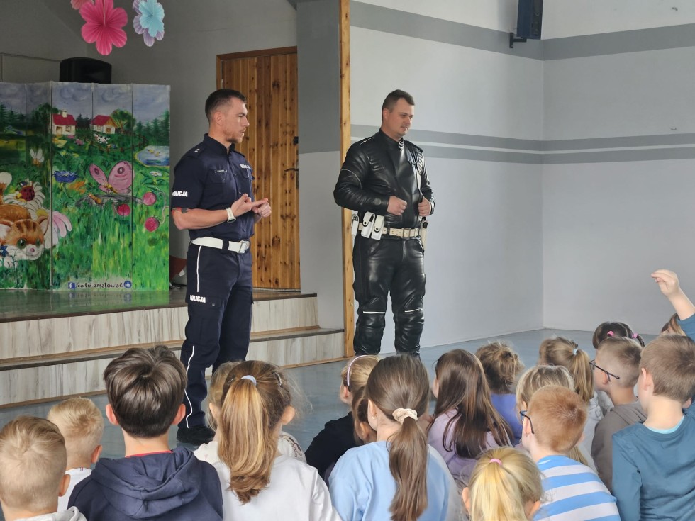 Jednośladem bezpiecznie do celu – policjanci uczą dzieci bezpiecznego poruszania się po drogach.