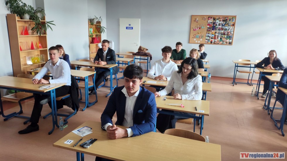 Maturalny maraton rozpoczęty - maturzyści zmierzyli się z językiem polskim. Wideo i zdjęcia