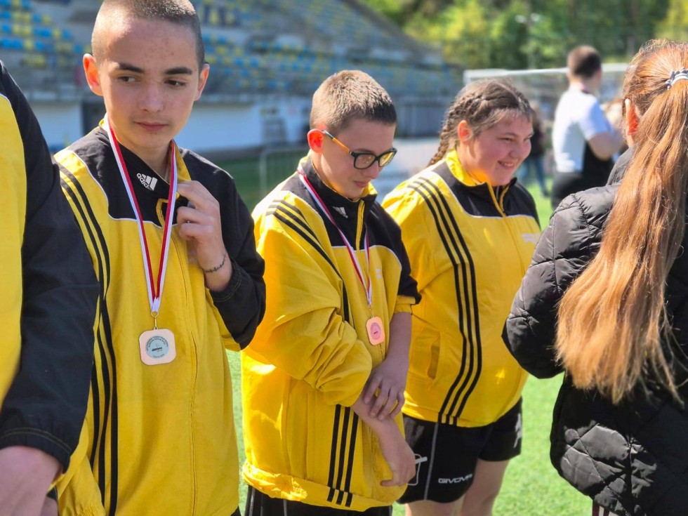Srebrna drużyna z Uśnic - młodzi piłkarze na podium Pomorskiego Turnieju Olimpiad Specjalnych.