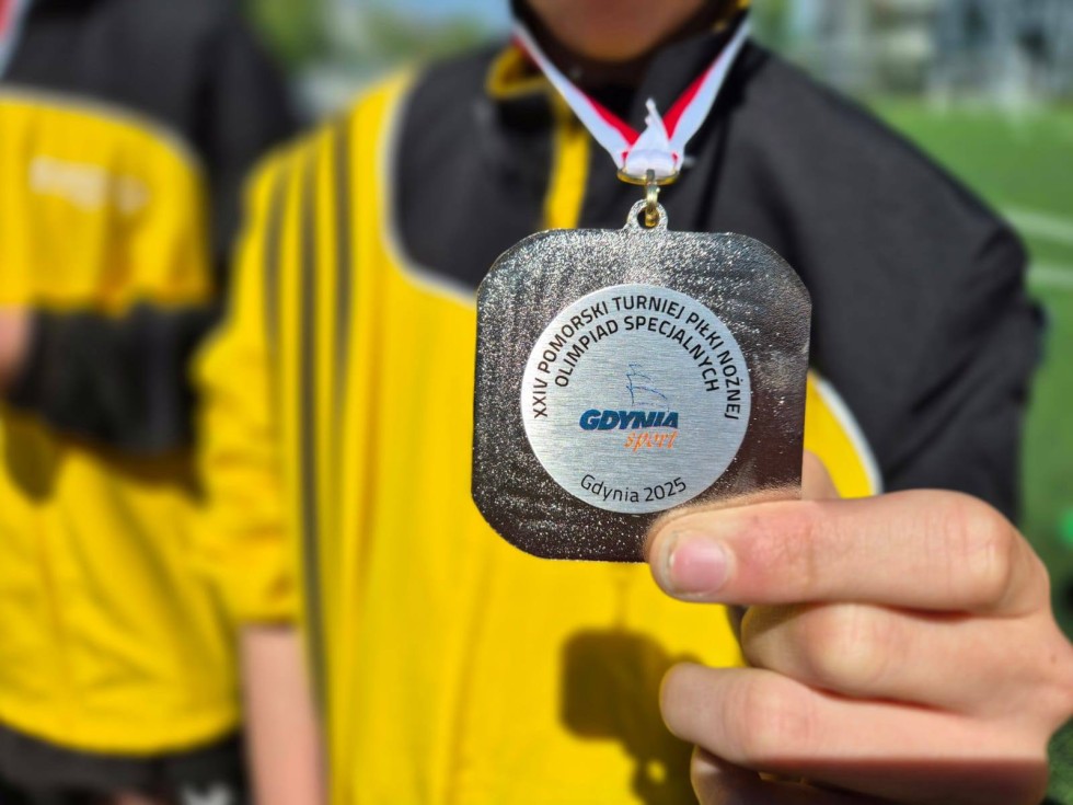 Srebrna drużyna z Uśnic - młodzi piłkarze na podium Pomorskiego Turnieju Olimpiad Specjalnych.