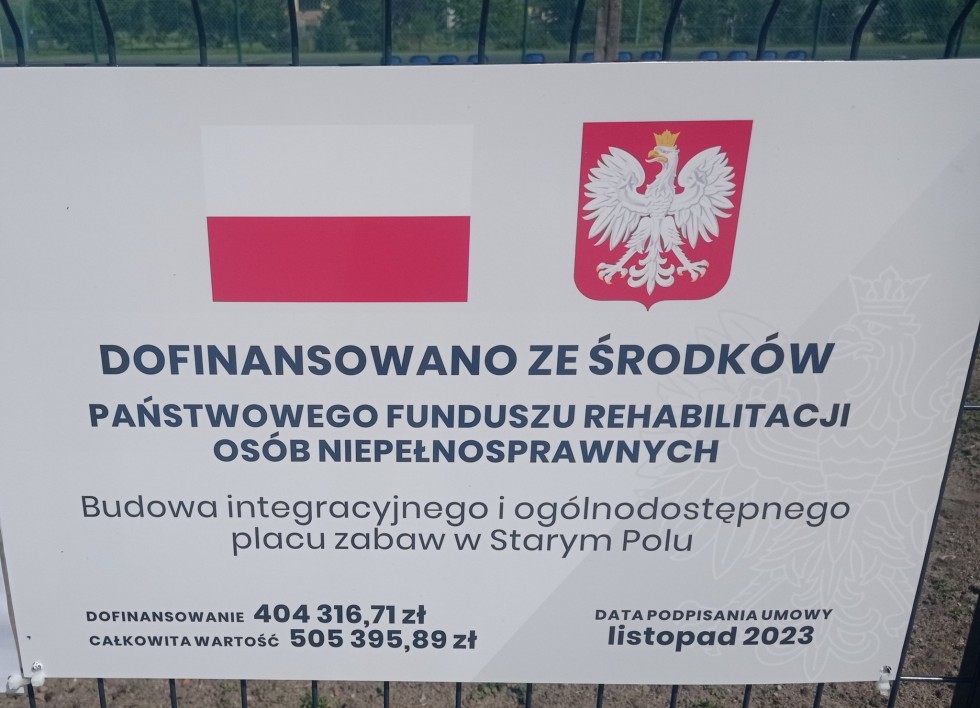 Nowy plac zabaw w Starym Polu – dostępny i przyjazny dla wszystkich dzieci.