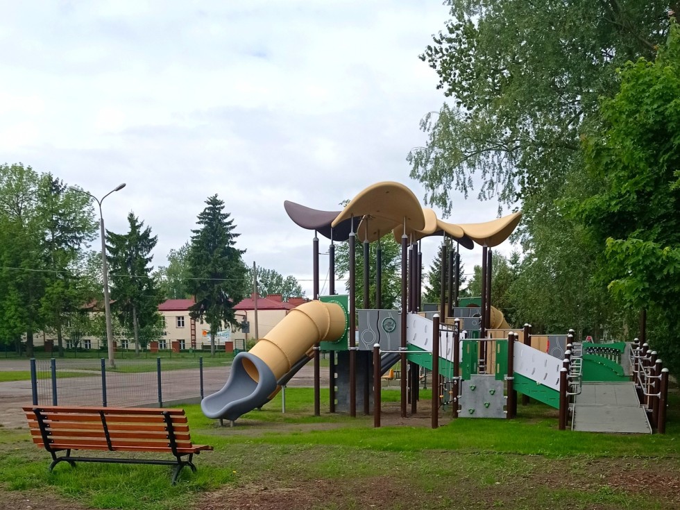 Nowy plac zabaw w Starym Polu – dostępny i przyjazny dla wszystkich dzieci.