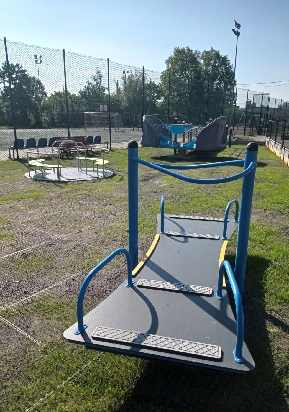 Nowy plac zabaw w Starym Polu – dostępny i przyjazny dla wszystkich dzieci.