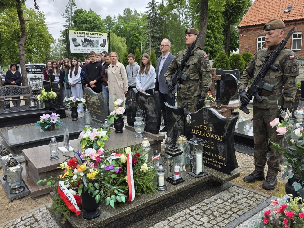 Motocyklowy hołd dla bohatera – VI Rajd Weteranów w Starym Polu.