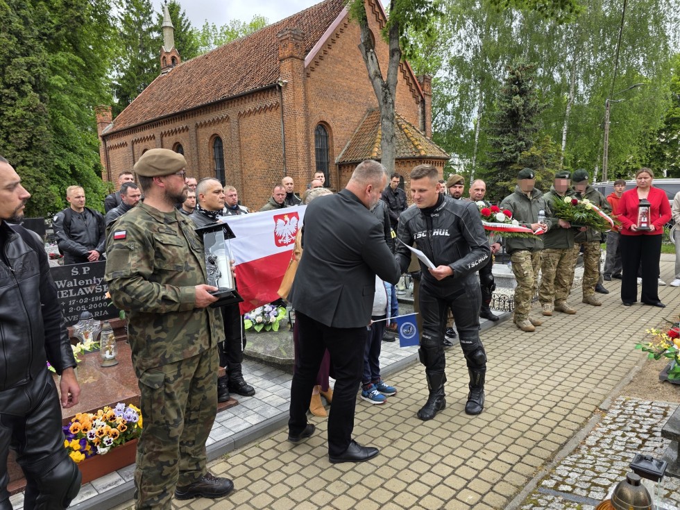 Motocyklowy hołd dla bohatera – VI Rajd Weteranów w Starym Polu.