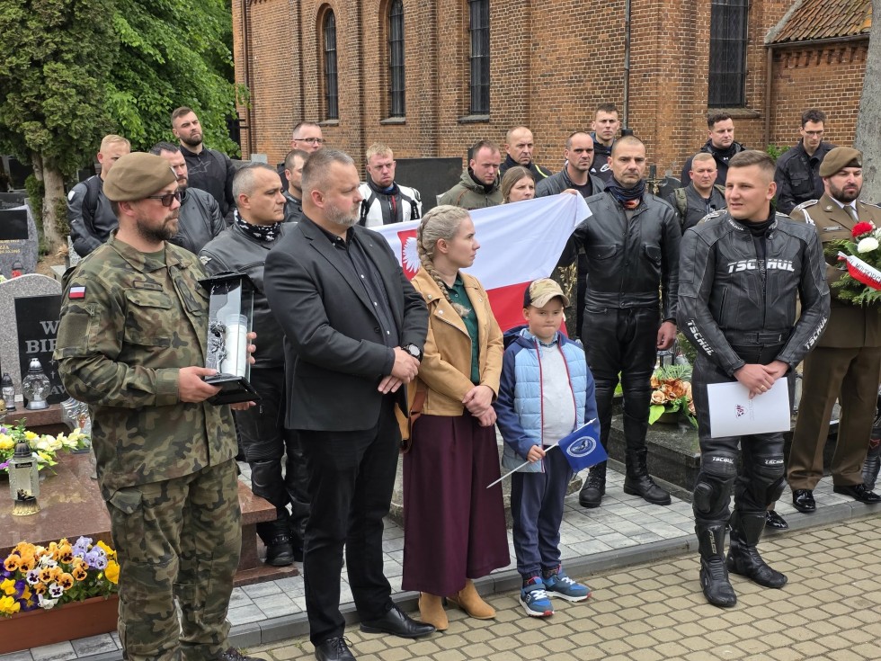 Motocyklowy hołd dla bohatera – VI Rajd Weteranów w Starym Polu.
