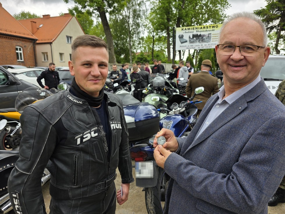 Motocyklowy hołd dla bohatera – VI Rajd Weteranów w Starym Polu.
