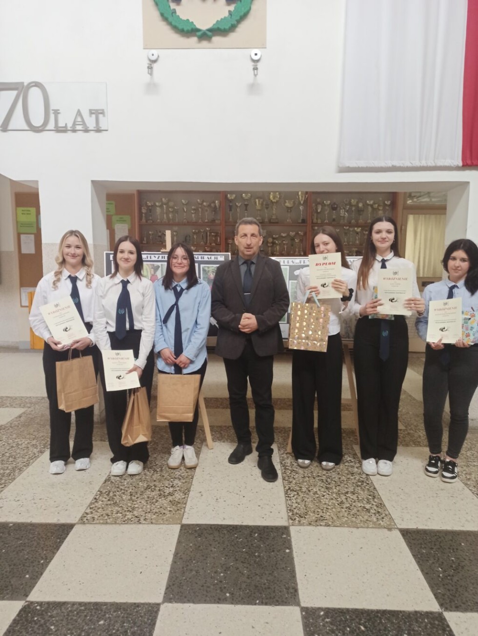 Fryzjerskie inspiracje – uczniowie z Malborka kreatywnie połączyli sztukę z rzemiosłem.