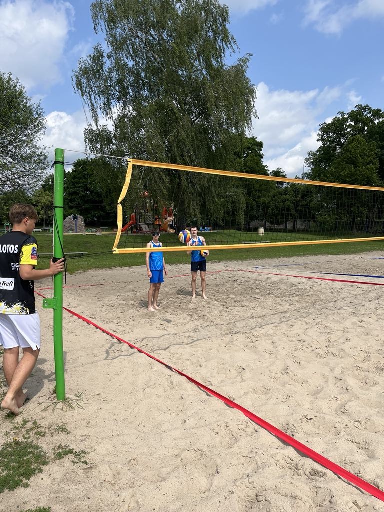 Uczniowie II LO najlepsi w półfinale Licealiady w siatkówce plażowej.