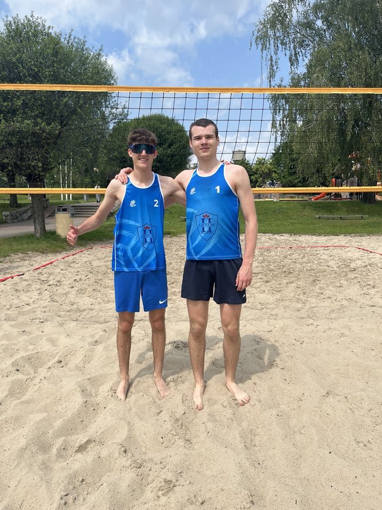 Uczniowie II LO najlepsi w półfinale Licealiady w siatkówce plażowej.