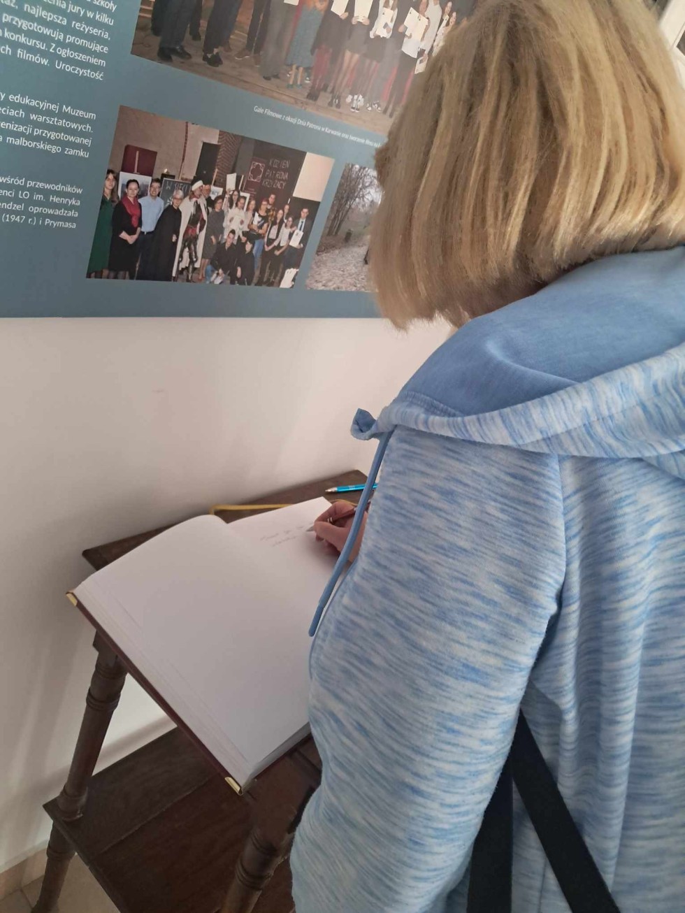 Wzruszające spotkanie w Muzeum Miasta Malborka – córka brytyjskiego jeńca odwiedziła miejsce pamięci.