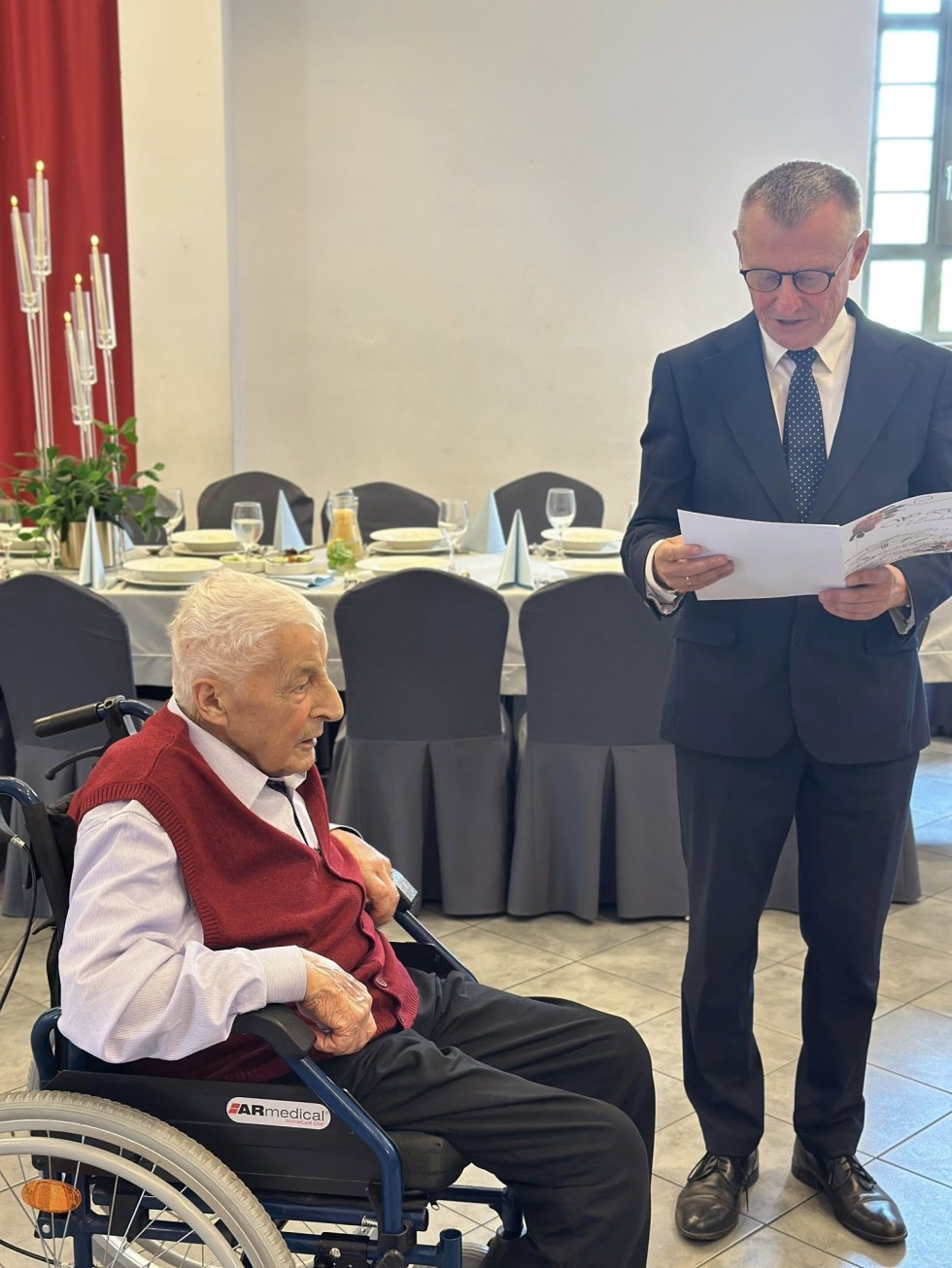 Pan Jan Piecyk świętuje 90. urodziny – wyjątkowy jubileusz mieszkańca Gminy Nowy Dwór Gdański.