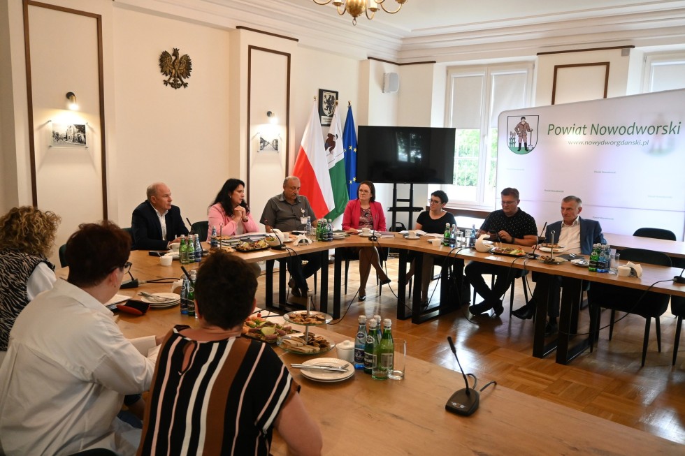 Spotkanie władz powiatu nowodworskiego z samorządowcami.