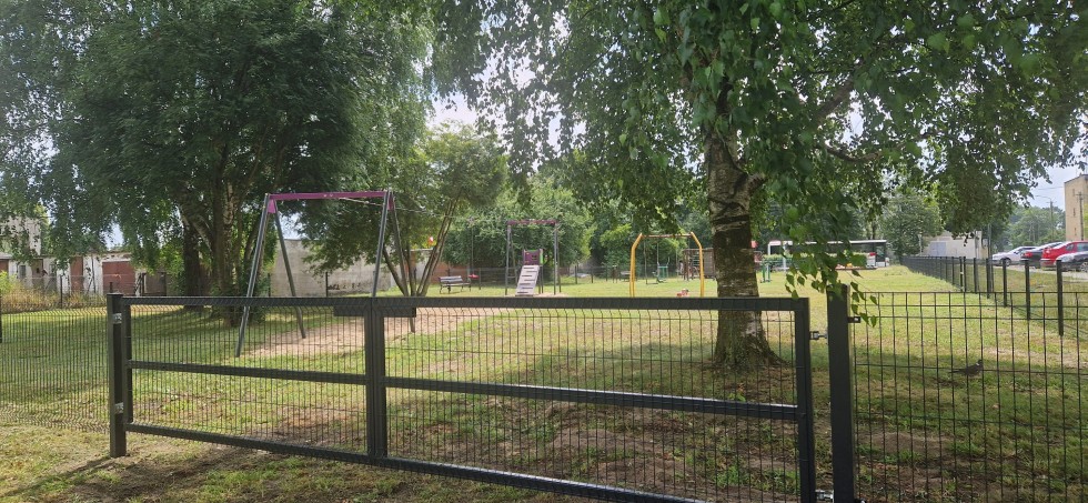 Bezpieczniej na placu zabaw w Sztutowie – nowe ogrodzenie już gotowe.
