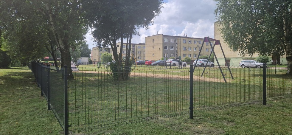 Bezpieczniej na placu zabaw w Sztutowie – nowe ogrodzenie już gotowe.