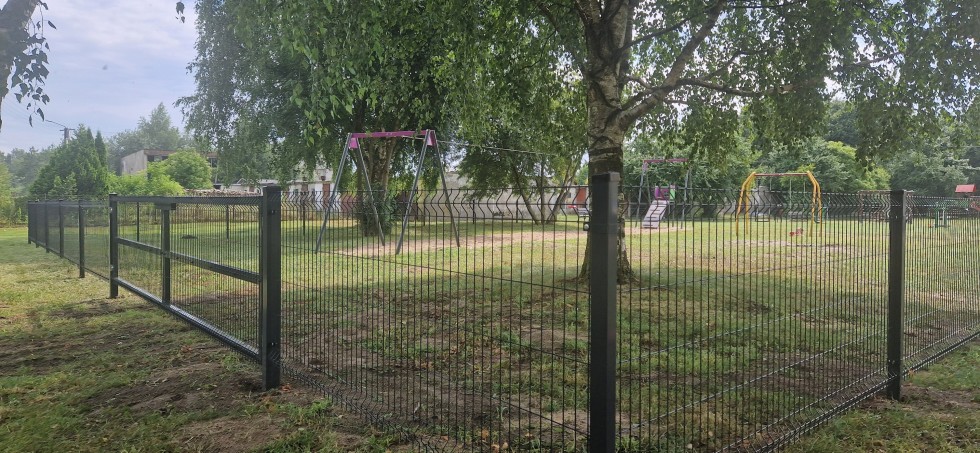 Bezpieczniej na placu zabaw w Sztutowie – nowe ogrodzenie już gotowe.