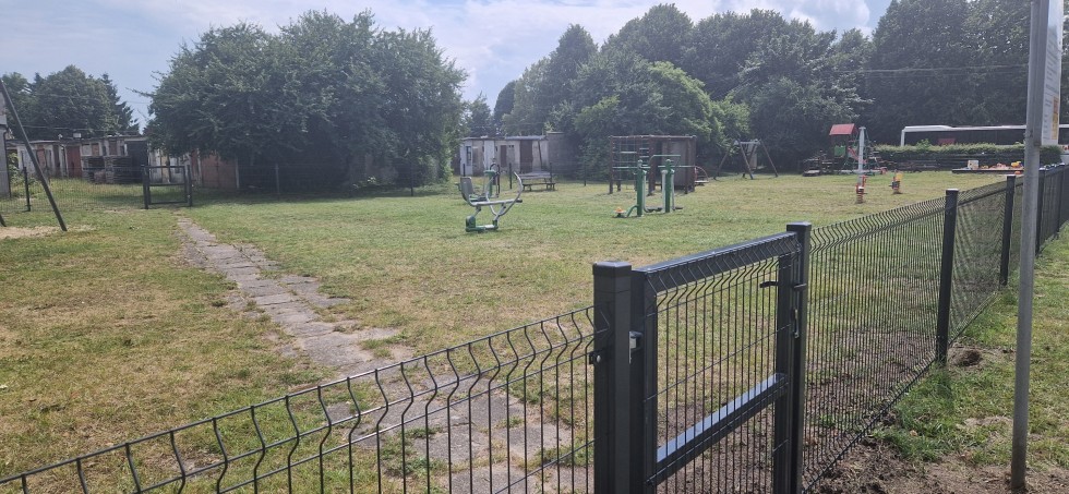 Bezpieczniej na placu zabaw w Sztutowie – nowe ogrodzenie już gotowe.