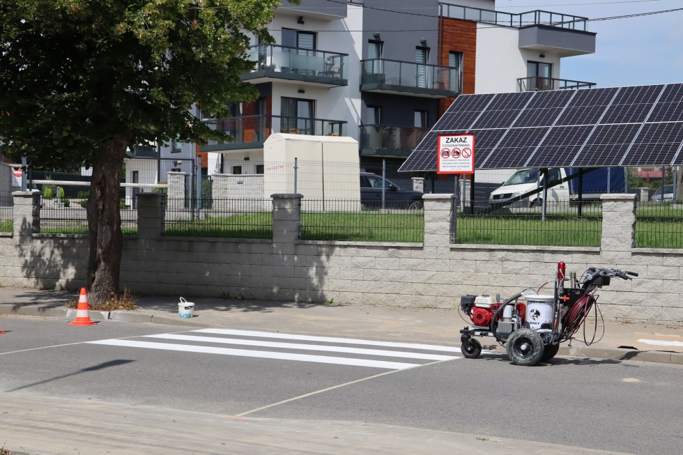Nowa malarka drogowa w Sztumie – pierwsze pasy już odmalowane.
